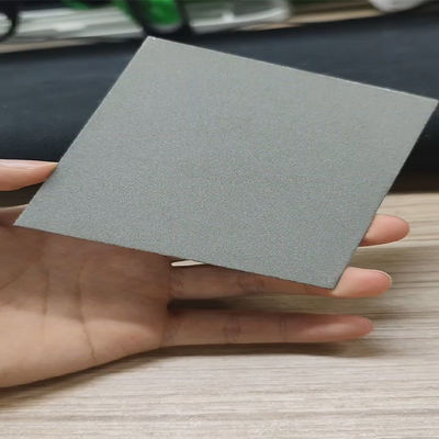 Materiale per lo strato di diffusione di gas delle celle elettrolitiche a base di feltro di fibra metallica di titanio porosa